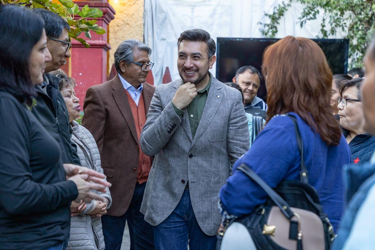 Chava Santos dialoga con vecinos de la calle Abasolo sobre trabajos de reconstrucción